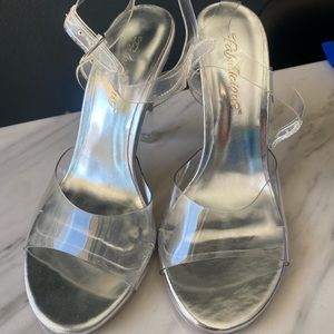 Fabulicious competition / posing strapped heels